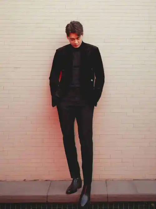 那么,李易峰穿西装如此出圈的原因是什么?哪怕只是一个背影,都