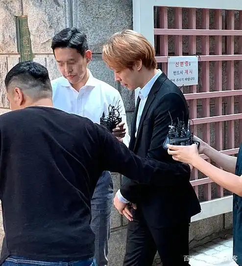 关了68天,老了10岁!50多名粉丝迎接朴有天出狱,追星魔幻一幕!