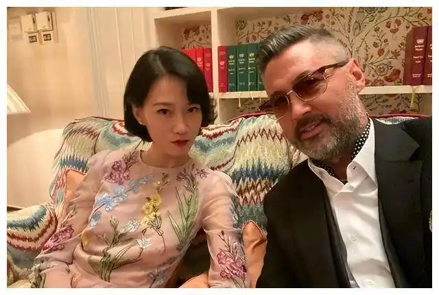 大哥头发花白仍有型,三弟息影30年变化大_王盛德_合作_社交