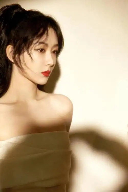 杨紫晒美照庆祝六一节扎双马尾穿碎花裙卖萌30岁少女感依旧