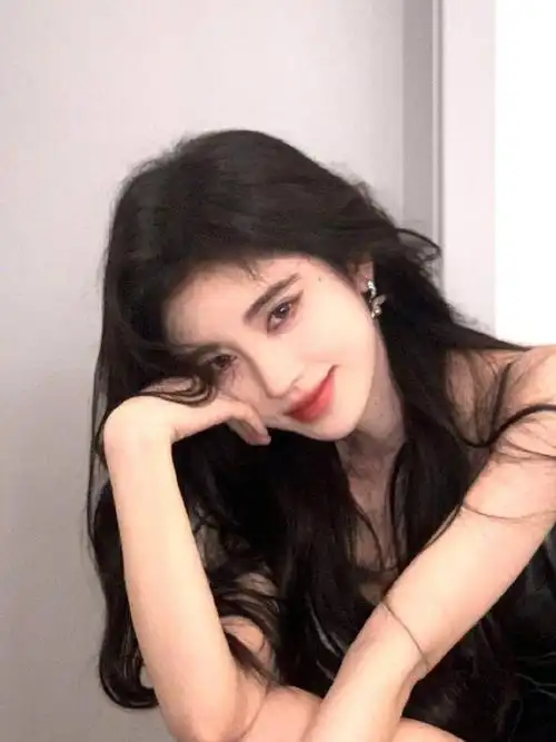 鞠婧祎穿黑色露腰吊带皮裙 卷发红唇性感美艳_网易订阅