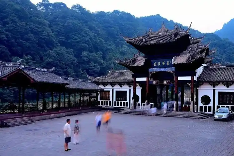 具体方式和人数由景区确定并提前公示21成都市动物园>>>免费开放日:12