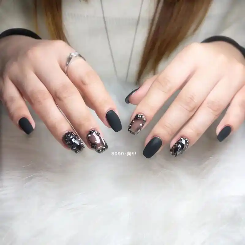 黑钻美甲不仅是美,更是一种帅气
