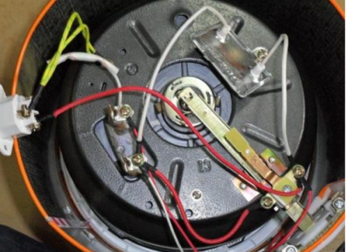 拆卸三角牌电饭锅教程: 螺丝拧掉,底座是卡扣扣进去的,找到着力点