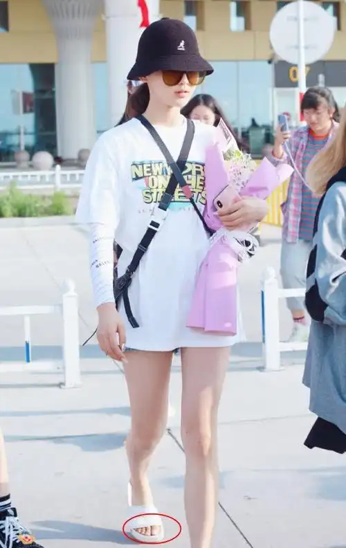 杨超越都出道这么久了还敢穿拖鞋出门太没有明星样了