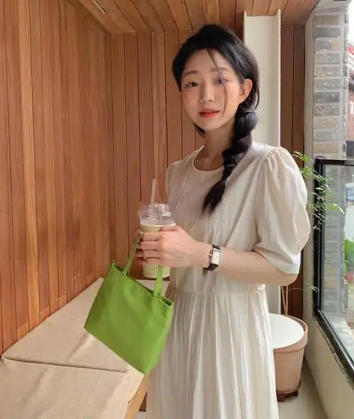 韩系穿搭韩国街拍夏日纯色连衣裙清新自然