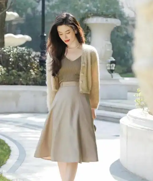 夏天衣服有这几款就够了在精不在多看完街拍女生穿搭示范就懂