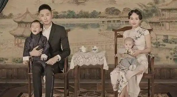 "最美妃子"与富二代老公结婚四年生两子未办婚礼仍称婆婆阿姨_张嘉倪