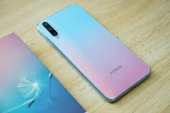 华为荣耀20青春版是华为公司推出的一款中端手机,其主要配置包括:* 6