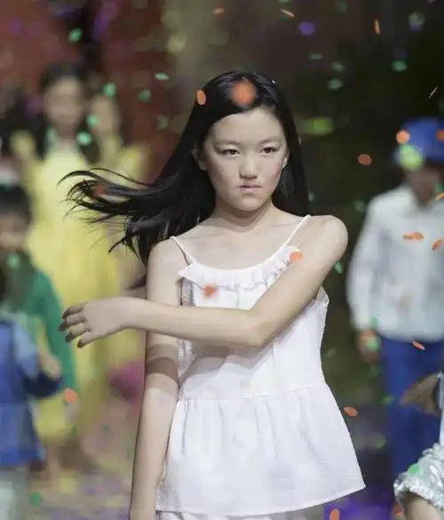 王菲携小女儿现身机场18岁李嫣模样变化好大气质越来越像妈妈