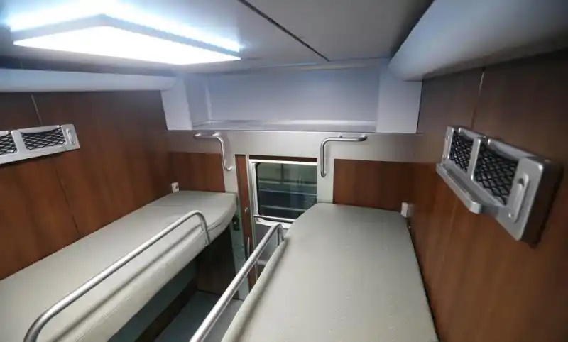 17辆编组超长版复兴号动车组今日上线,"绿巨人"将代替"绿皮车"跑春运