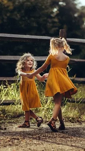 iphone 壁纸 两个小女孩,快乐的舞蹈,草,栅栏,夏天