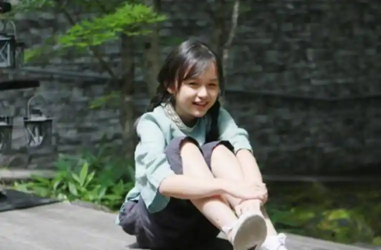 2岁出道年入百万,颜值太高"被禁止整容",今又凭《小舍得》走红_刘楚恬