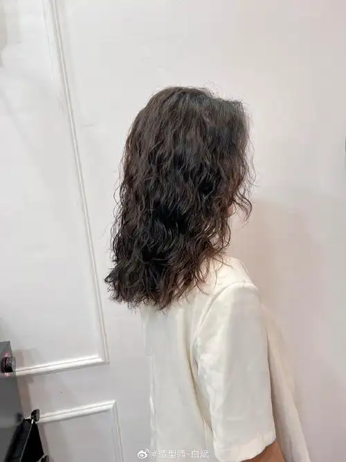 女生发型##昆明做头发##发型#女生中长发烫发参考,无需打理就可以有