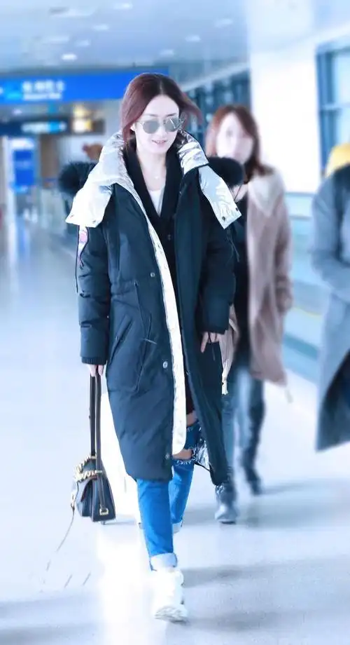 原创赵丽颖穿羽绒服不忘赶时髦穿挖3个洞的牛仔裤太抢镜