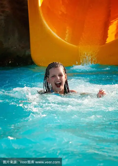 小女孩在游泳池里跳水