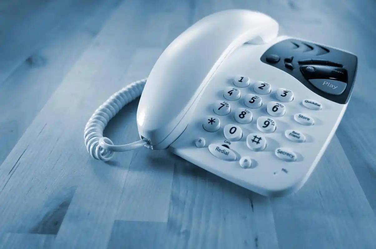 已消失或正在消失的商品: 1,电话座机. 2,手电筒.  3,明信片.