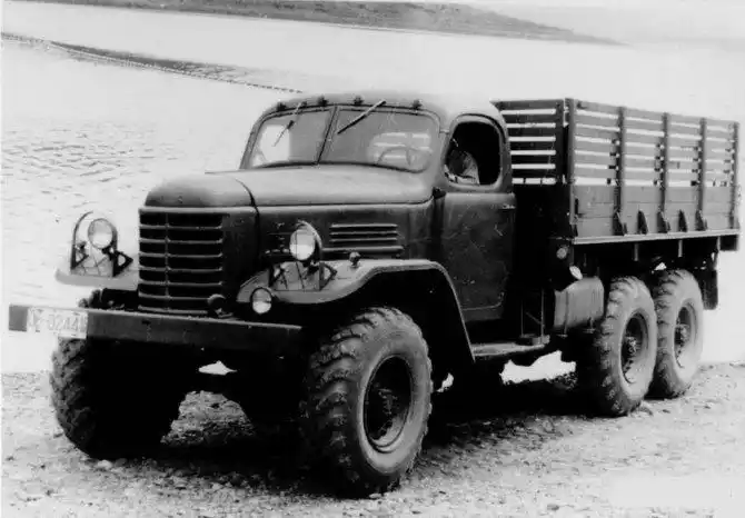 第一批少量生产的ca30军用卡车解放ca10系列特种车辆