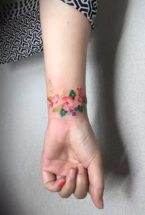 女生手腕处春天的味道小清新花蕊纹身图案