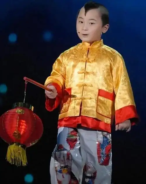 回顾神童邓鸣贺:6岁上春晚成父母"摇钱树",8岁积劳成疾患绝症