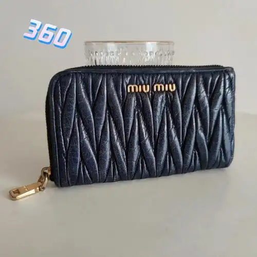 miumiu油蜡皮褶皱经典钱包卡包海军蓝
