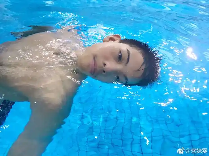 花游男女征战世锦赛相差7岁演绎水中爱情