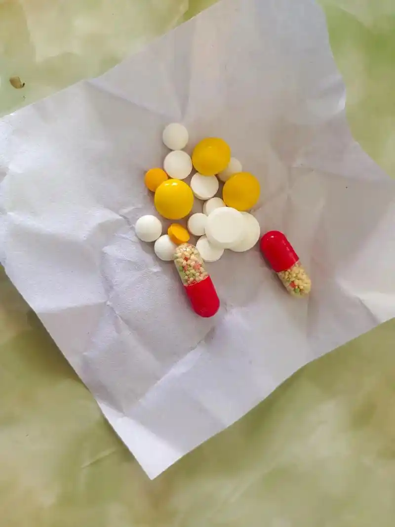 快快快,挺着急的!我是一下把一把药吃了呢,还是一颗一颗的吃