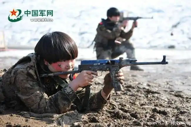 忠诚无悔:女神节向女兵致敬:女特勤冰水泥潭中高强度练兵