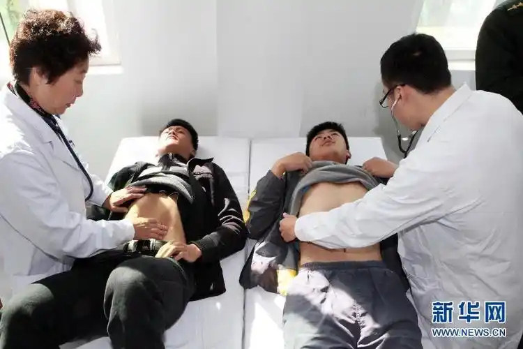 【图集】实拍解放军征兵体检_共产党员网