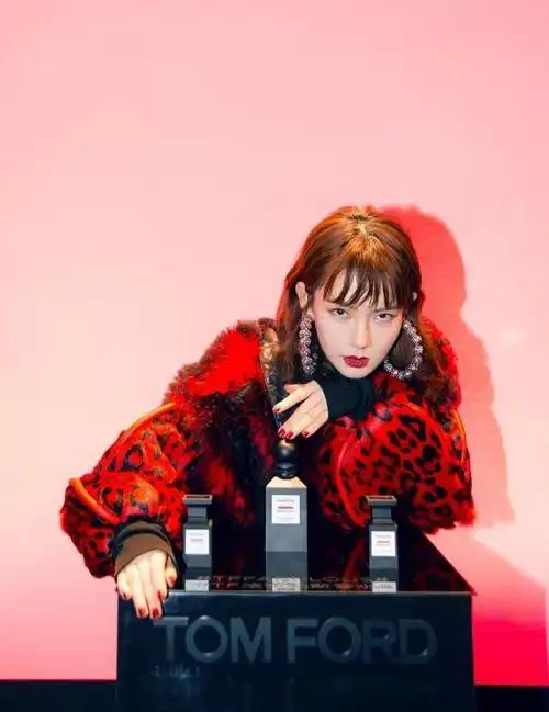 戚薇的豹纹大衣好狂野正面看还挺普通但一个转身霸气外漏