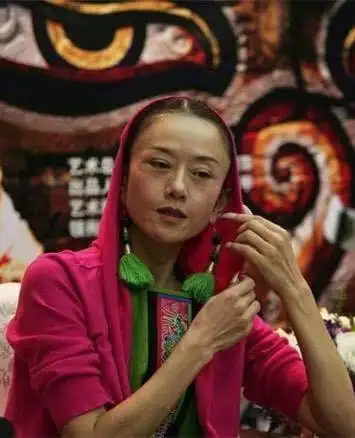 照片中能看出来杨丽萍总是身着民族风的服饰,带着民族风的头饰显得杨