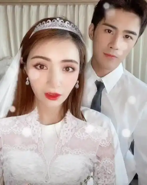 姜潮晒结婚证庆祝一周年麦迪娜穿婚纱圆梦不办婚礼的原因心酸