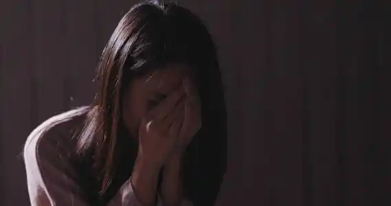 女人在黑暗中感到悲伤女人在黑暗中哭泣躺在床上的女人饱受失眠之苦的