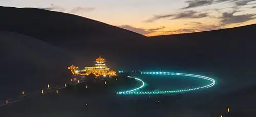 美丽的鸣沙山月牙泉