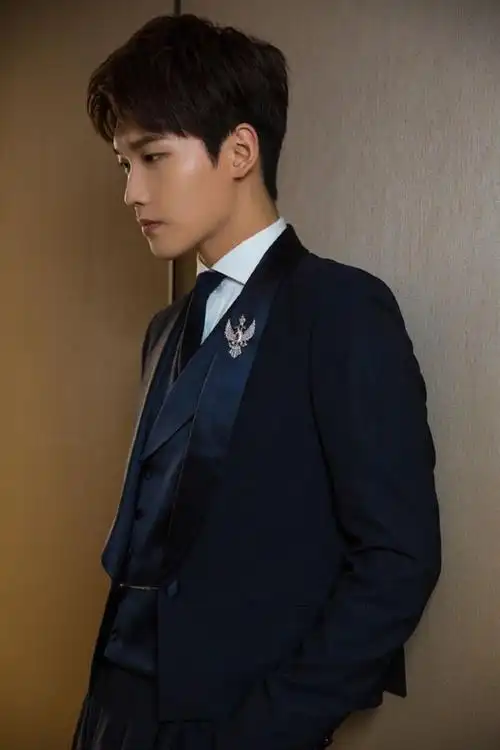 邢昭林英伦西装帅气写真