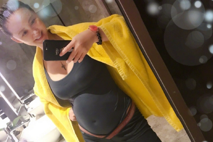 张歆艺挺孕肚身材浮肿,袁弘全程细心陪伴,网友:宠妻狂魔!