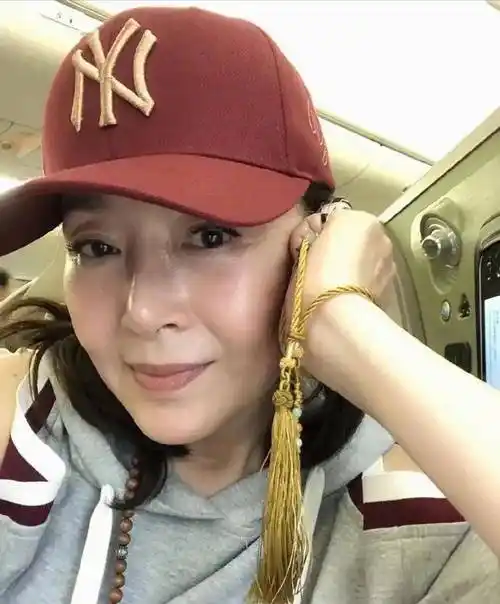 香港女星恬妞,曾演"苗翠花"爆红后消失,如今21年过去现咋样呢_印尼