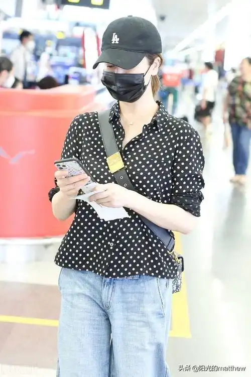 左小青身穿波点衫搭配阔腿牛仔裤简约休闲,头戴棒球帽低调出行