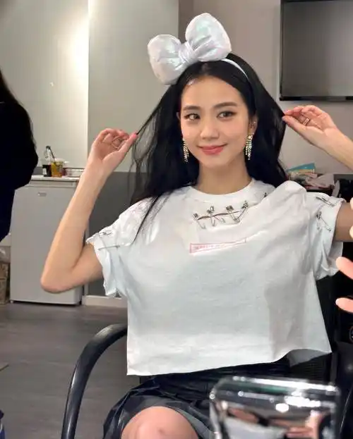 金智秀戴蝴蝶结发箍甜美可人 唯一门面主唱金智秀戴蝴蝶结发饰真的