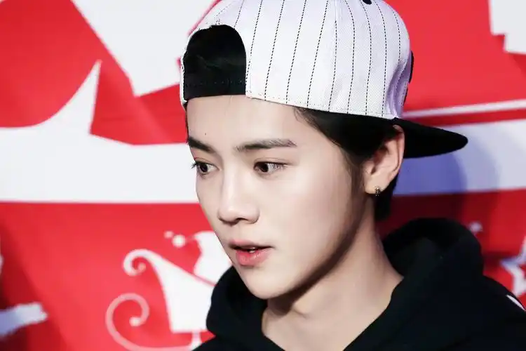 关晓彤知道吗鹿晗戴帽子竟然是为了掩饰这一个缺点