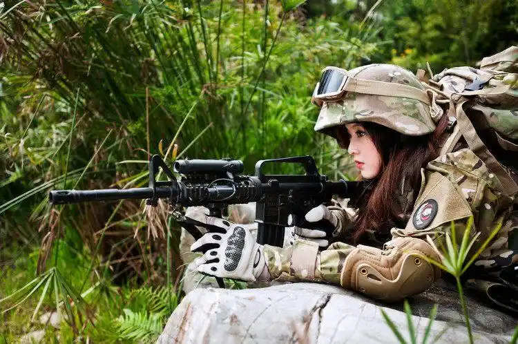 摄影:军中绿花,女孩子穿上军装拿上枪,就那么美