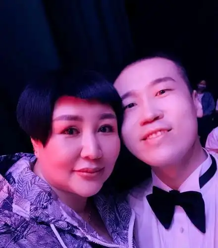 郭德纲的妻子,德云社董事长王惠生日,岳云鹏栾云平现场送祝福!