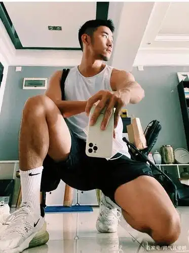 这枚长着胡茬子的肌肉小哥有点帅哦