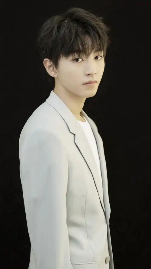 王俊凯西服写真手机壁纸_明星_手机壁纸下载_美桌网