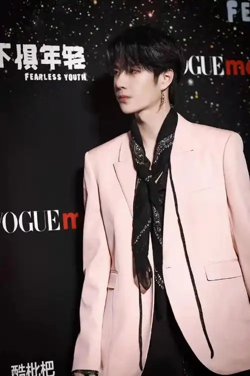 粉色西装加蓝灰色挑染走在时尚顶端的男人@uniq-王一博#王一博##王