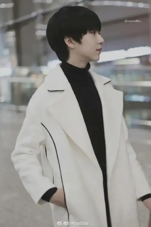 偶遇贺峻霖中传穿风衣去上课