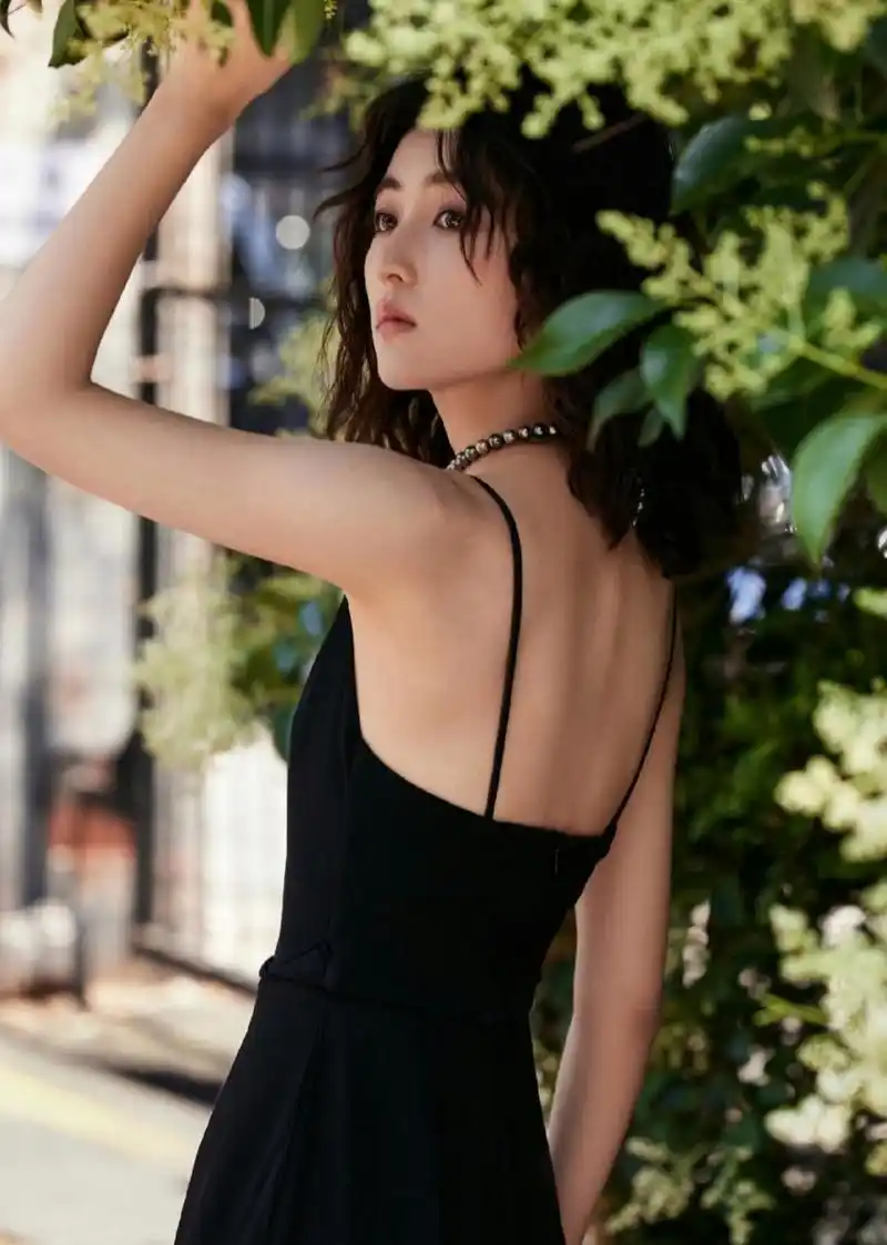 张子枫虽然个子不高,但是五官精致,长相很美,一袭黑裙,优雅时尚,美丽