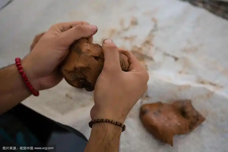制作泥塑的工匠的裁剪图像