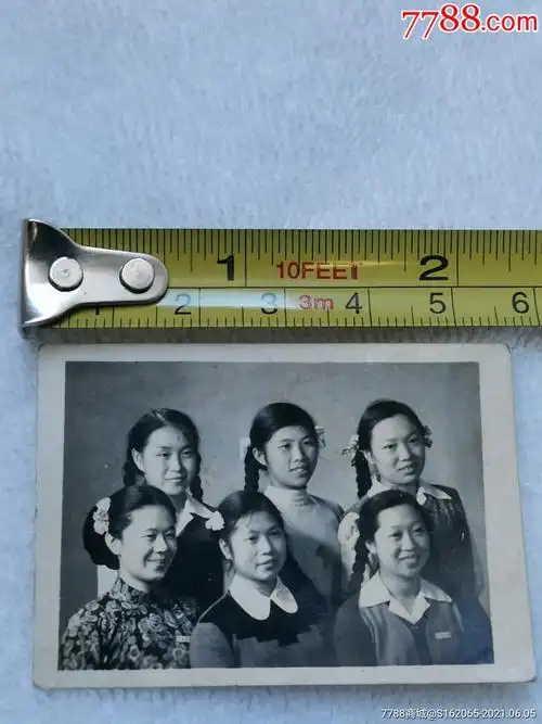 五十年代大辫子美女合影-价格:6元-au26665872-老照片 -加价-7788收藏