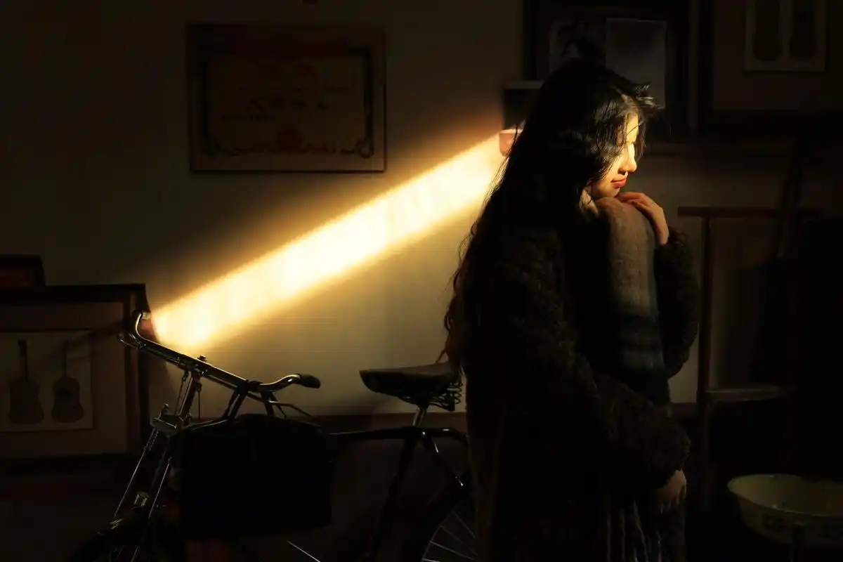 怀旧复古风.在这冬日的复古光影里,你,如同岁月悠长的故事,风 - 抖音